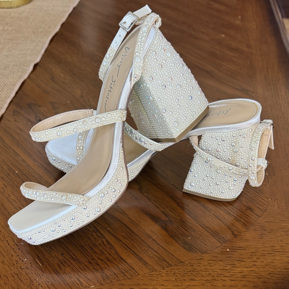 NWOT Betsey Johnson White Pearl Embellished Wedges